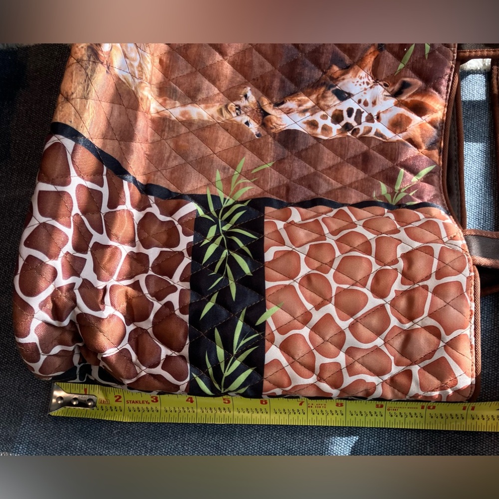 “First Kiss" quilted giraffe art tote bag - Picture 4 of 11